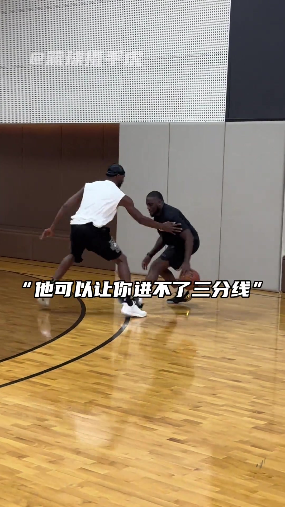 星空体育app官方网站-出出汗！维金斯中国行期间训练 防守密不透风压迫感十足