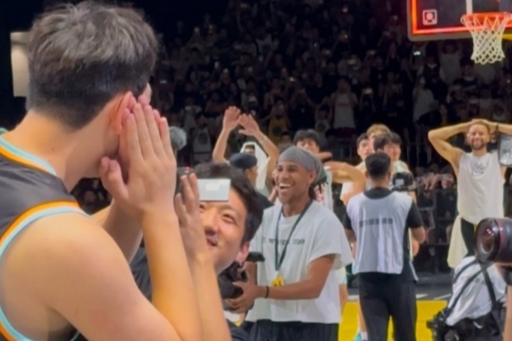 星空体育app-世纪名画！朱伟皓三分绝杀 对抱头的库里比出“晚安安”