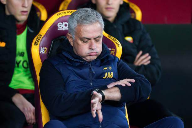 星空体育app官方下载-意杯耻辱出局，穆帅半场连换4人：一周三赛无人可用